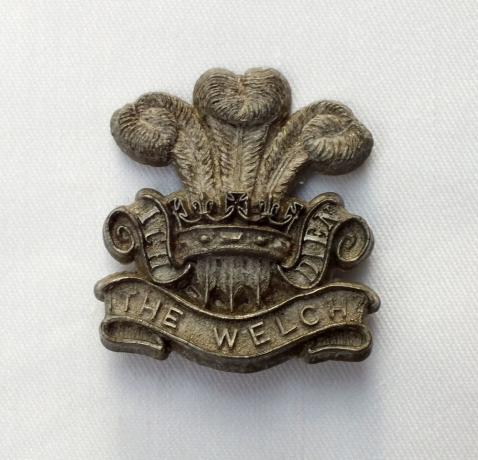 WW2 THe Welsh Reg. Plastic Cap Badge