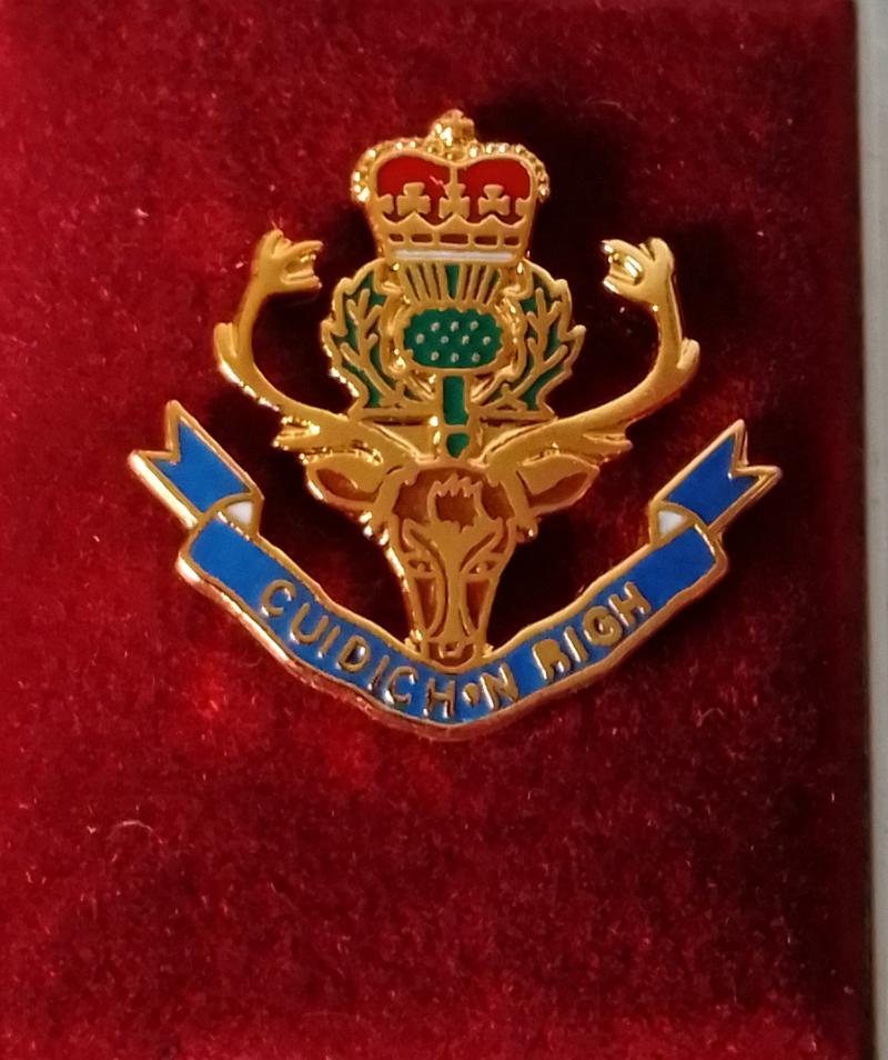 Queens Own Highlanders Pin